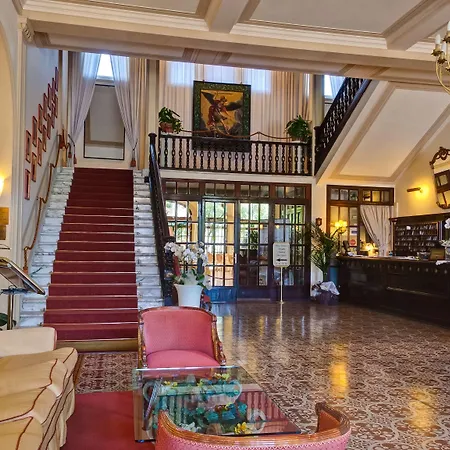 فندق Grand Royal